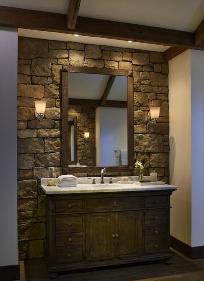 Foto på ett stort rustikt en-suite badrum, med luckor med profilerade fronter, skåp i mörkt trä, ett fristående badkar, brun kakel, vita väggar, mörkt trägolv, ett undermonterad handfat, bänkskiva i kalksten och brunt golv