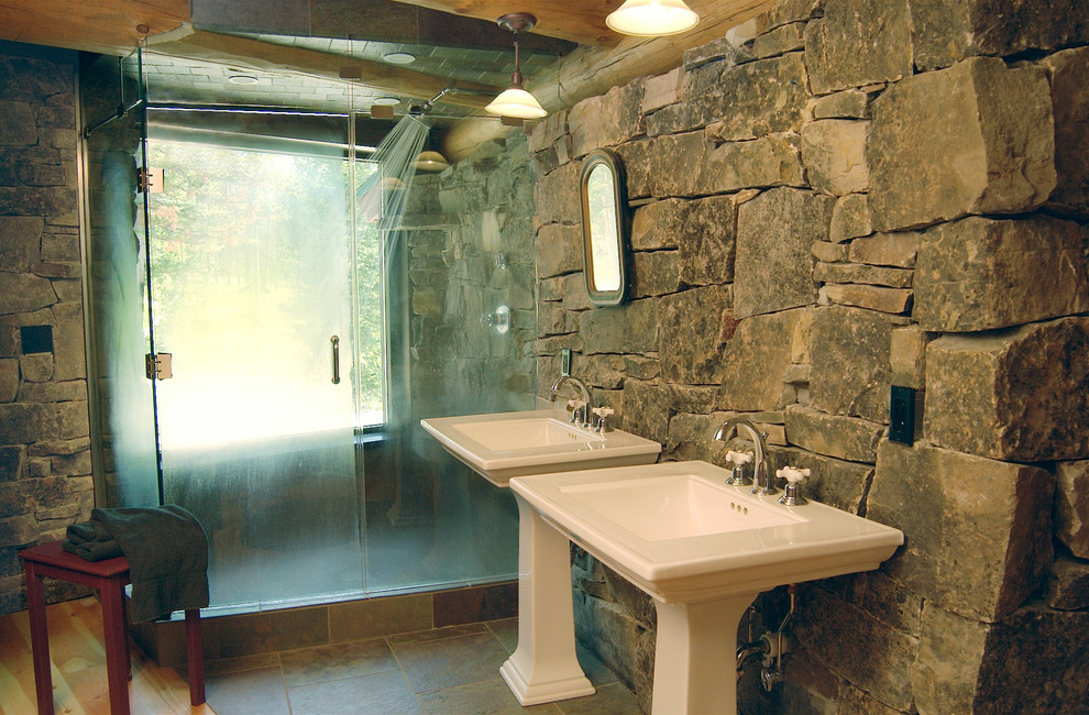 Modelo de cuarto de baño rural de tamaño medio con lavabo con pedestal, ducha esquinera, baldosas y/o azulejos grises, baldosas y/o azulejos de cerámica, paredes grises y suelo de baldosas de cerámica