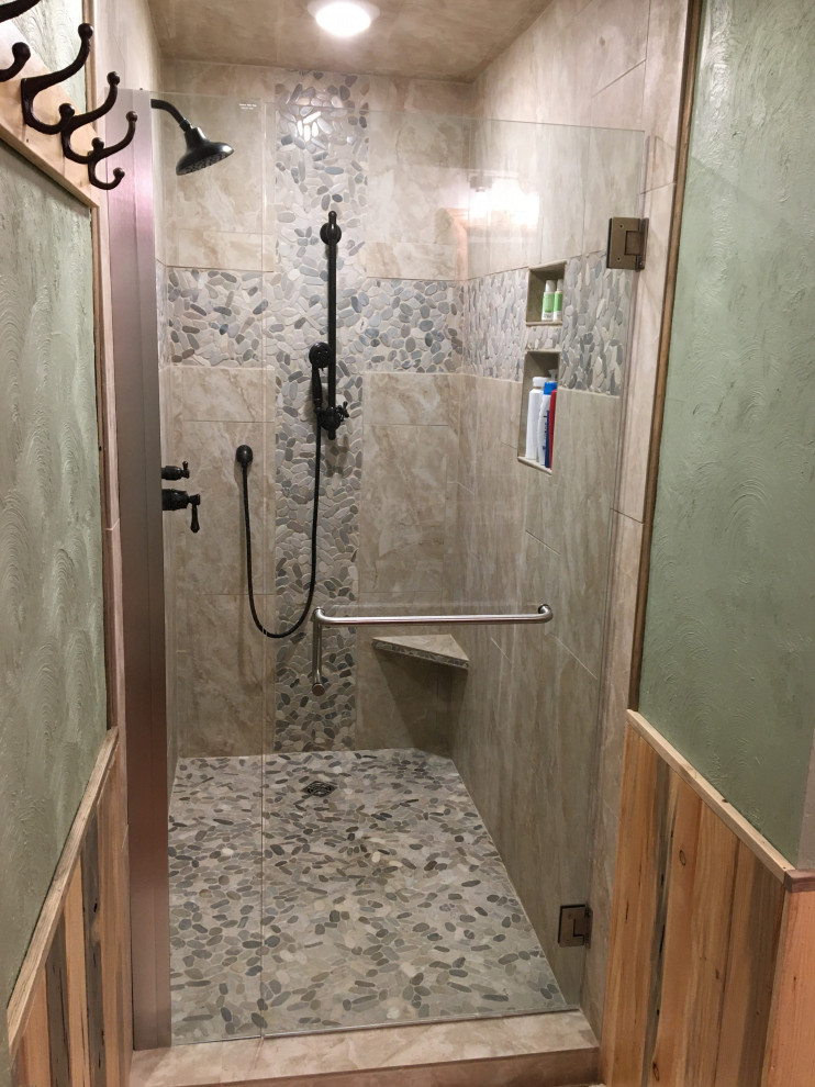 Exempel på ett mellanstort rustikt flerfärgad flerfärgat badrum med dusch, med en dusch i en alkov, porslinskakel, vinylgolv, ett fristående handfat, bänkskiva i kvartsit, brunt golv och dusch med gångjärnsdörr