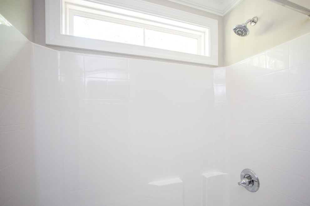 Foto di una stanza da bagno con doccia country di medie dimensioni con ante in stile shaker, ante bianche, vasca ad alcova, vasca/doccia, pareti blu, lavabo integrato, pavimento beige e doccia con tenda