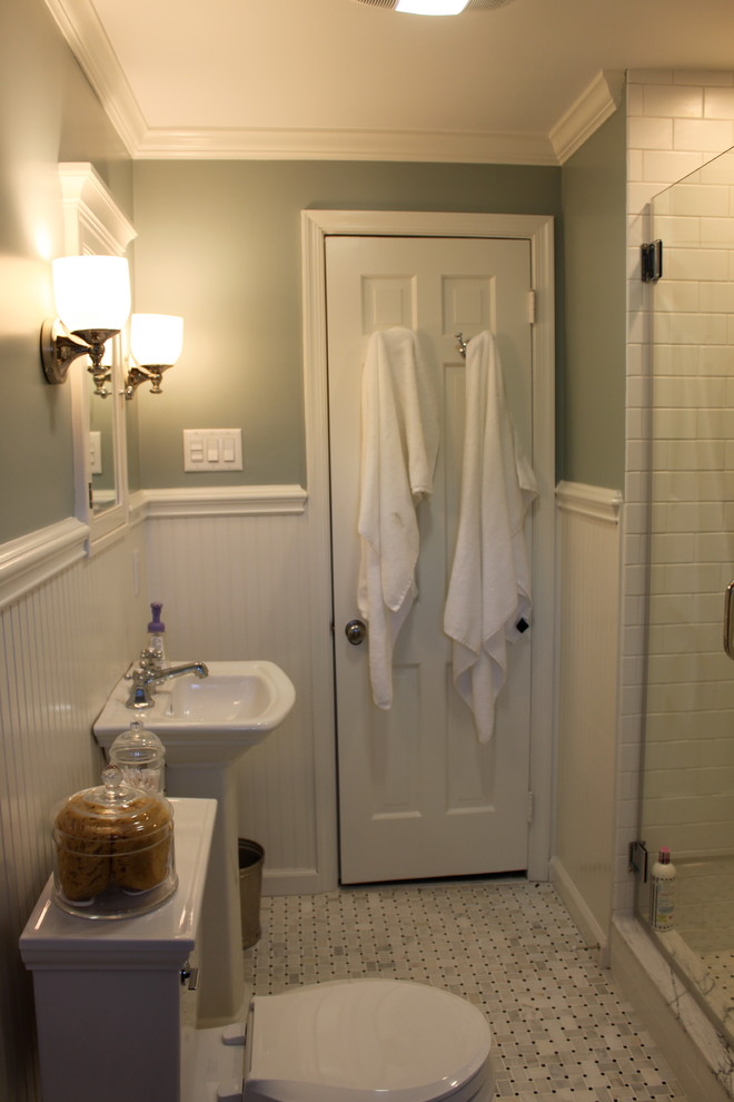 Foto på ett mellanstort vintage en-suite badrum, med ett piedestal handfat, luckor med infälld panel, vita skåp, en dusch i en alkov, vit kakel, tunnelbanekakel och marmorgolv