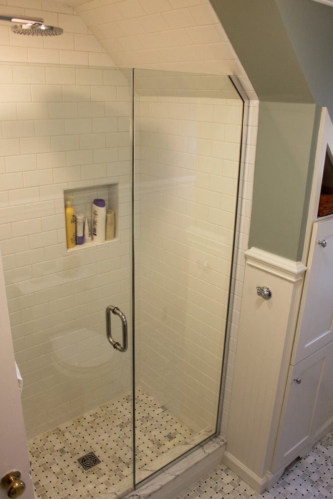 Стильный дизайн: главная ванная комната среднего размера в классическом стиле с раковиной с пьедесталом, фасадами с утопленной филенкой, белыми фасадами, душем в нише, белой плиткой, плиткой кабанчик и мраморным полом - последний тренд