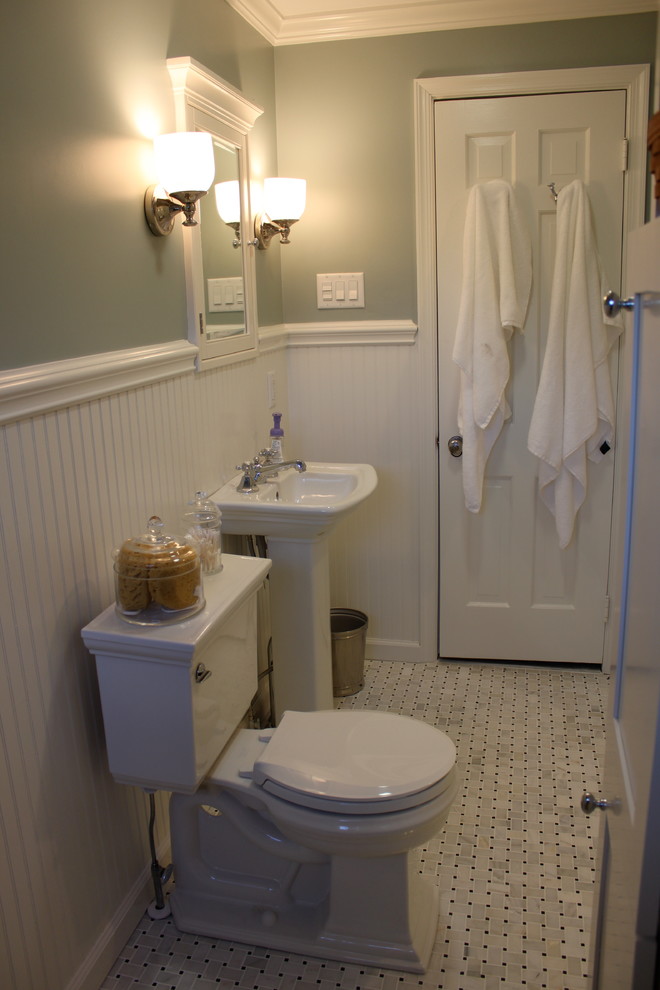 Foto di una stanza da bagno padronale chic di medie dimensioni con lavabo a colonna, ante con riquadro incassato, ante bianche, doccia alcova, piastrelle bianche, piastrelle diamantate e pavimento in marmo