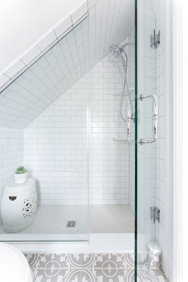 На фото: маленькая ванная комната в стиле неоклассика (современная классика) с белыми фасадами, угловым душем, раздельным унитазом, белой плиткой, плиткой кабанчик, серыми стенами, полом из мозаичной плитки, душевой кабиной, раковиной с пьедесталом, белым полом, душем с распашными дверями, белой столешницей, тумбой под одну раковину, напольной тумбой, деревянным потолком и деревянными стенами для на участке и в саду