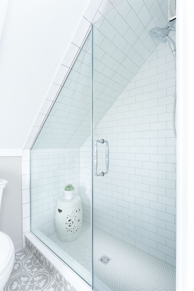 Пример оригинального дизайна: маленькая ванная комната в стиле неоклассика (современная классика) с белыми фасадами, угловым душем, раздельным унитазом, белой плиткой, плиткой кабанчик, серыми стенами, полом из мозаичной плитки, душевой кабиной, раковиной с пьедесталом, белым полом, душем с распашными дверями, белой столешницей, тумбой под одну раковину, напольной тумбой, деревянным потолком и деревянными стенами для на участке и в саду