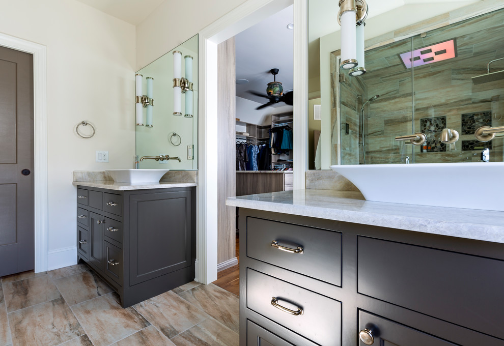 Ejemplo de cuarto de baño rural de tamaño medio con paredes beige, suelo de travertino, lavabo sobreencimera, encimera de granito, suelo beige y encimeras beige