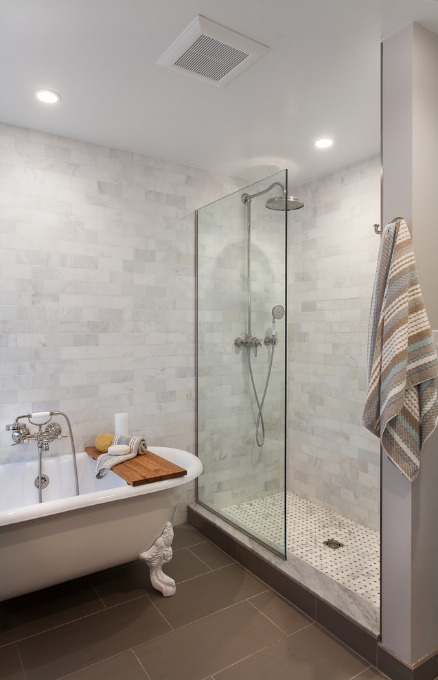 Esempio di una stanza da bagno tradizionale con vasca con piedi a zampa di leone, doccia alcova e piastrelle bianche