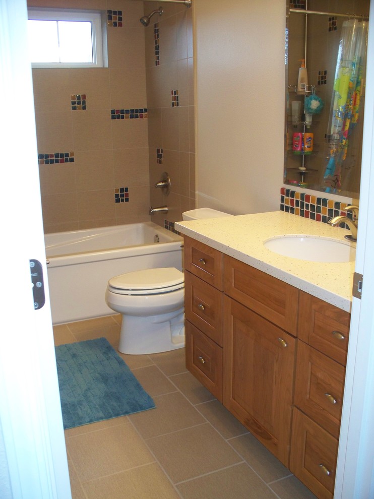 Cette image montre une petite salle de bain bohème en bois brun avec un lavabo encastré, un placard avec porte à panneau encastré, un plan de toilette en surface solide, une baignoire en alcôve, un combiné douche/baignoire, WC séparés, un carrelage multicolore, un mur beige et un sol en carrelage de porcelaine.