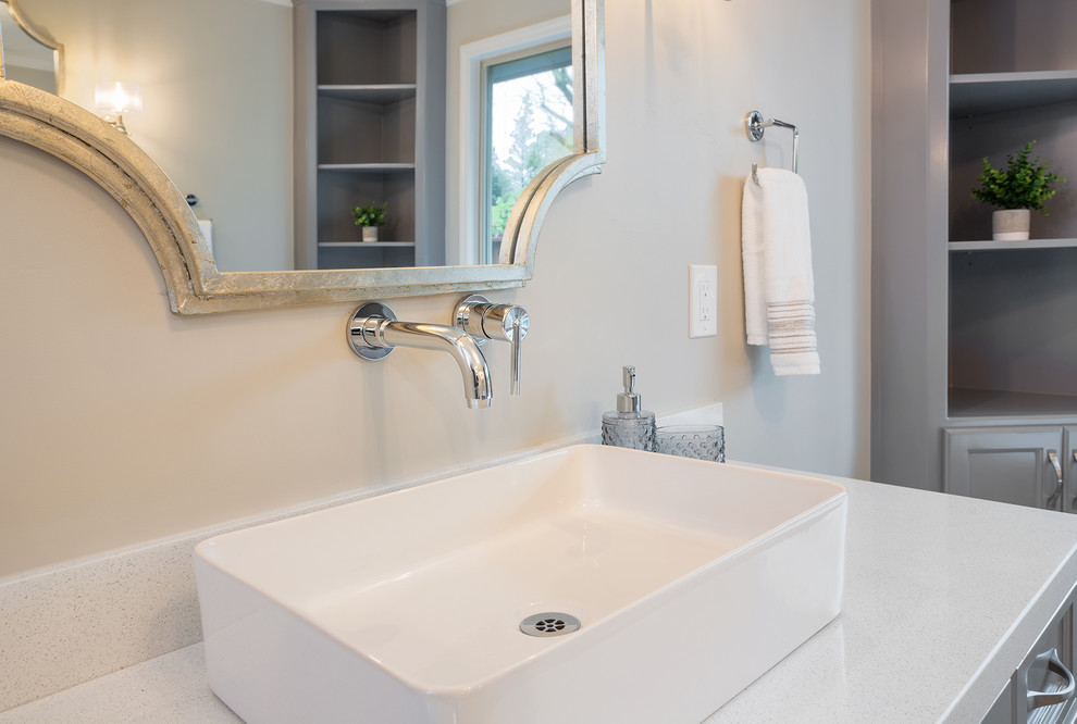 Idéer för att renovera ett stort shabby chic-inspirerat badrum, med klinkergolv i porslin och marmorbänkskiva