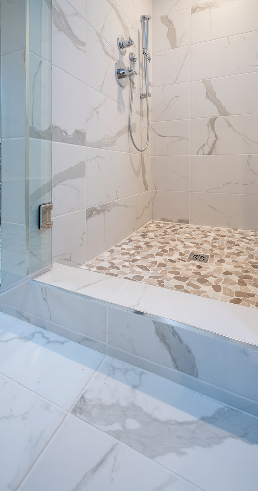 Ejemplo de cuarto de baño romántico grande con bañera exenta, suelo de baldosas de porcelana y encimera de mármol