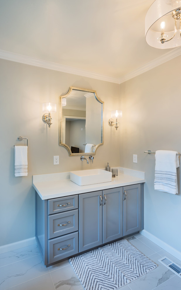Источник вдохновения для домашнего уюта: большая ванная комната в стиле шебби-шик с отдельно стоящей ванной, полом из керамогранита и мраморной столешницей