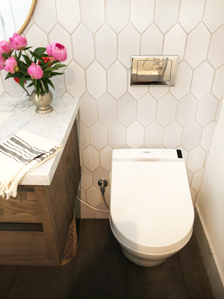 Aménagement d'un petit WC suspendu contemporain en bois foncé avec un carrelage multicolore, des carreaux en terre cuite, un mur blanc, un lavabo encastré, un plan de toilette en marbre, un sol gris et un plan de toilette blanc.