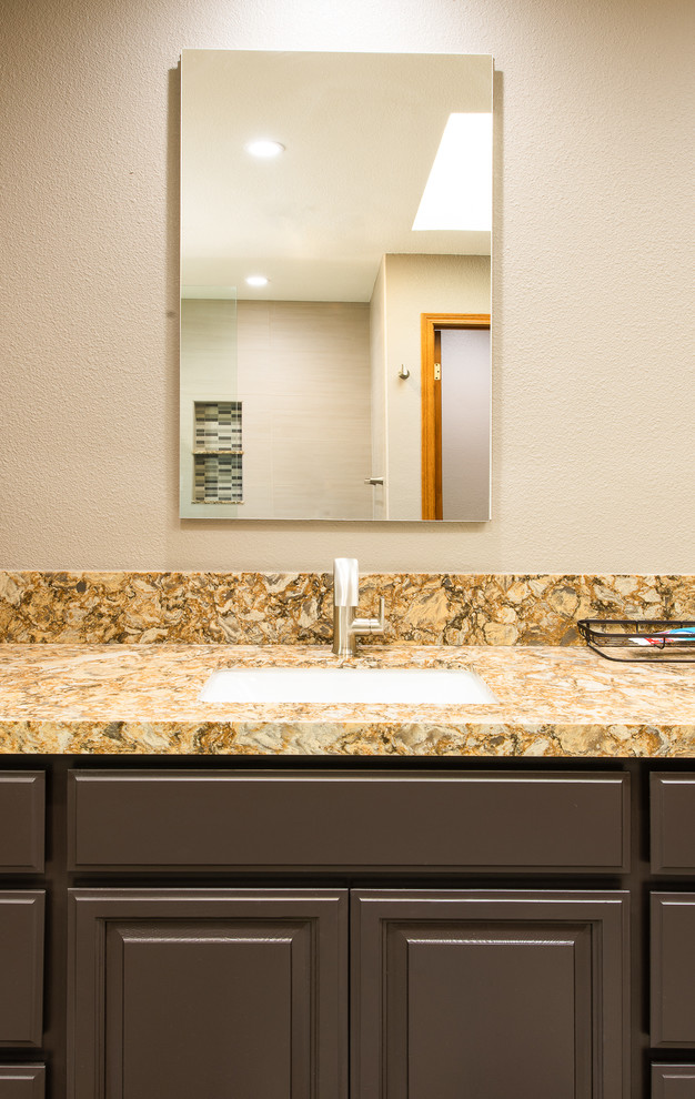 Ejemplo de cuarto de baño principal minimalista grande con encimera de granito y ducha abierta