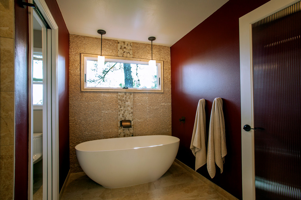 Idée de décoration pour une douche en alcôve principale craftsman en bois brun de taille moyenne avec une vasque, un placard avec porte à panneau encastré, un plan de toilette en marbre, une baignoire indépendante, WC séparés, un carrelage beige, des carreaux de céramique, un mur rouge et un sol en carrelage de céramique.