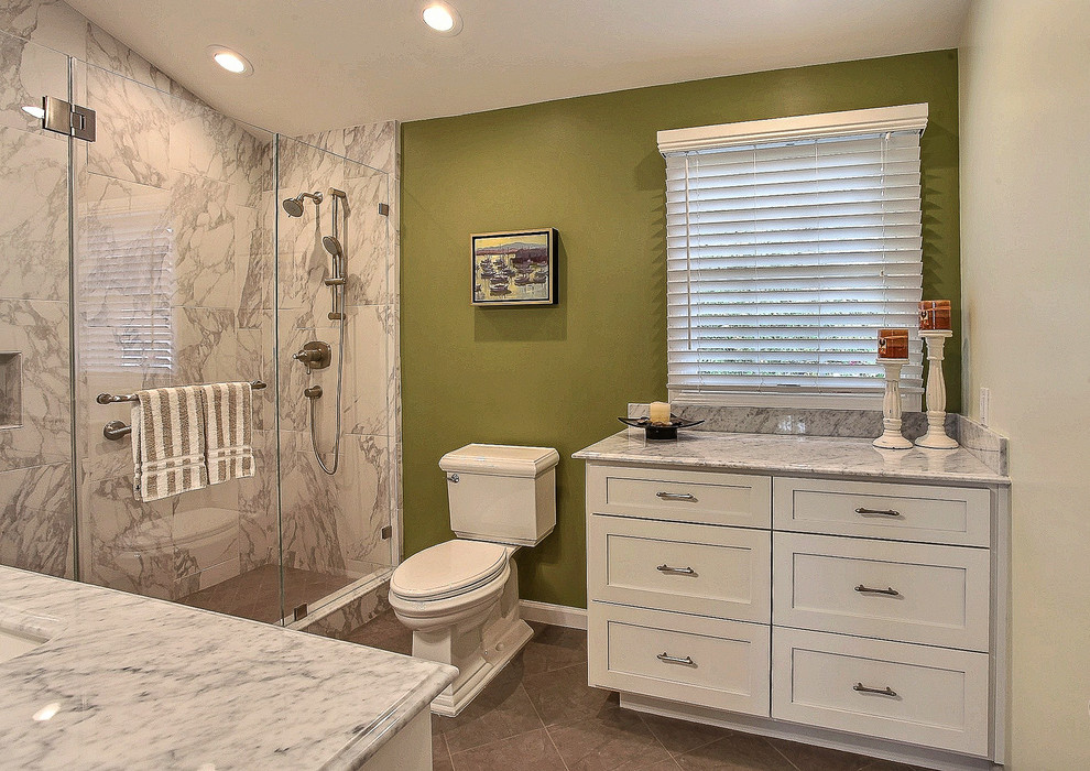 Idee per una stanza da bagno padronale minimal di medie dimensioni con lavabo sottopiano, ante con riquadro incassato, ante bianche, doccia doppia, WC monopezzo, piastrelle marroni, pareti verdi e pavimento con piastrelle in ceramica