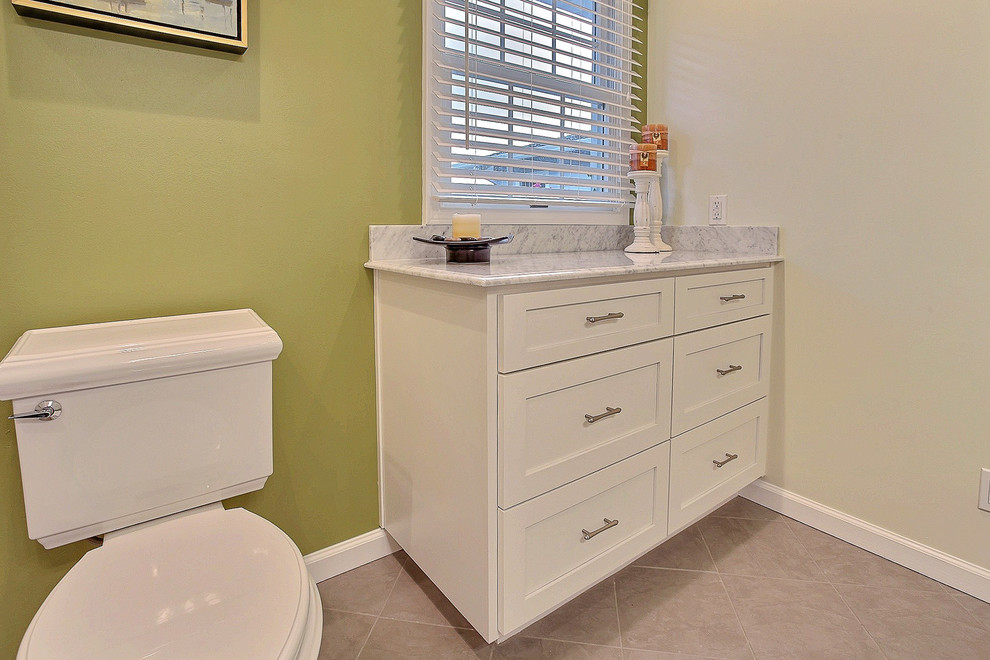 Idéer för mellanstora funkis en-suite badrum, med ett undermonterad handfat, luckor med infälld panel, vita skåp, en dubbeldusch, en toalettstol med hel cisternkåpa, brun kakel, gröna väggar och klinkergolv i keramik