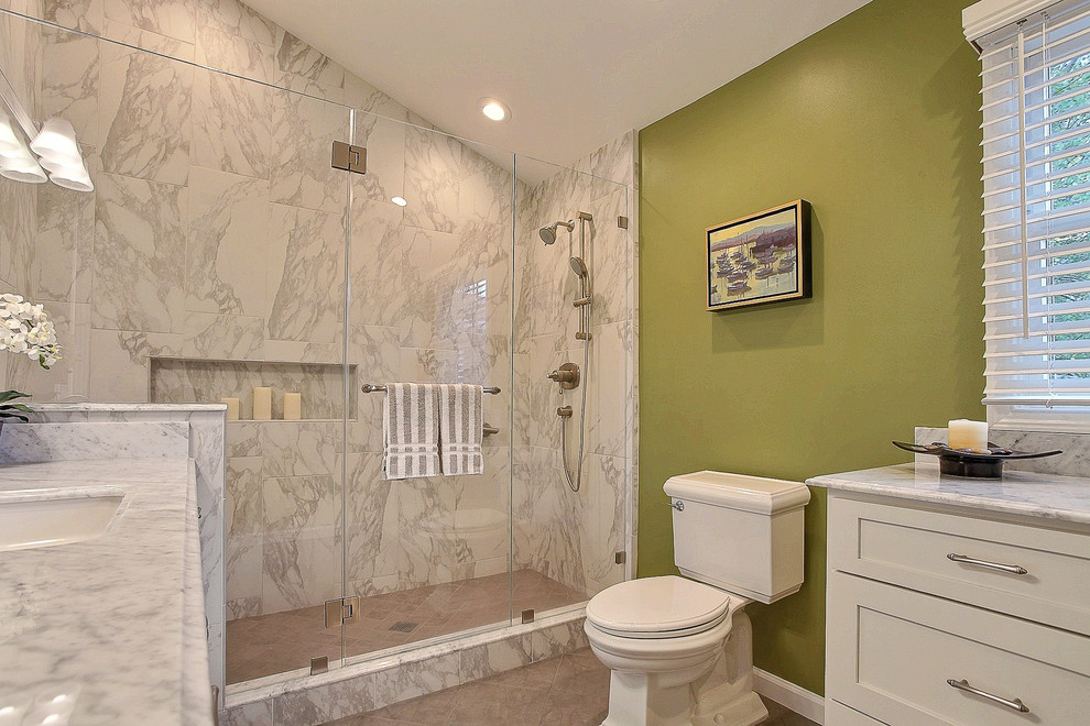 Inspiration för ett mellanstort funkis en-suite badrum, med ett undermonterad handfat, luckor med infälld panel, vita skåp, en dubbeldusch, en toalettstol med hel cisternkåpa, brun kakel, gröna väggar och klinkergolv i keramik