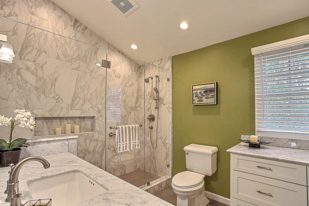 Стильный дизайн: главная ванная комната среднего размера в современном стиле с врезной раковиной, фасадами с утопленной филенкой, белыми фасадами, двойным душем, унитазом-моноблоком, коричневой плиткой, зелеными стенами и полом из керамической плитки - последний тренд