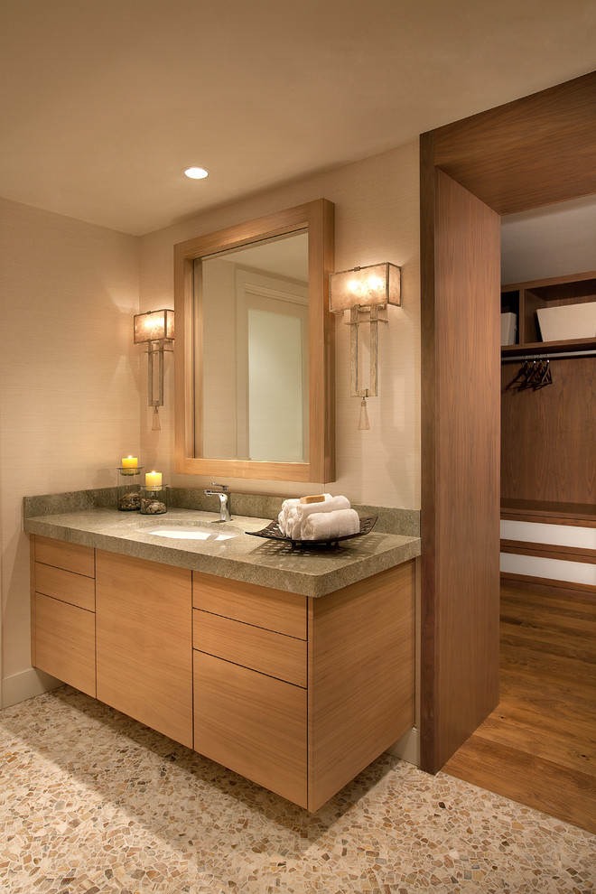 Ejemplo de cuarto de baño marinero con lavabo bajoencimera, armarios con paneles lisos, puertas de armario de madera oscura y paredes beige