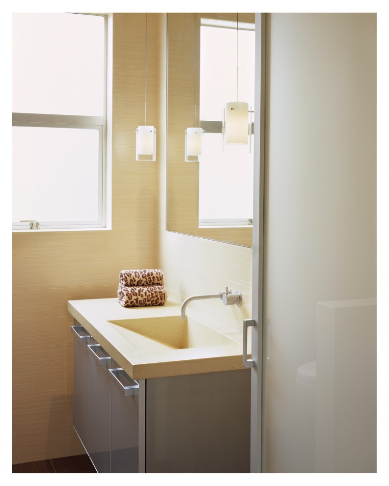 Inspiration pour une salle de bain minimaliste avec un lavabo intégré.