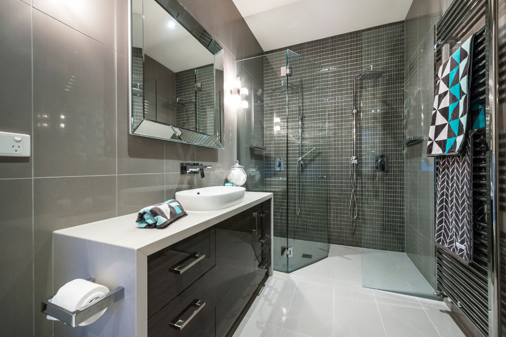 Exemple d'une petite salle de bain tendance en bois foncé avec un placard à porte plane, une douche double, un carrelage gris, mosaïque, un mur gris, un sol en carrelage de porcelaine, un plan vasque, un plan de toilette en quartz modifié et une cabine de douche à porte battante.