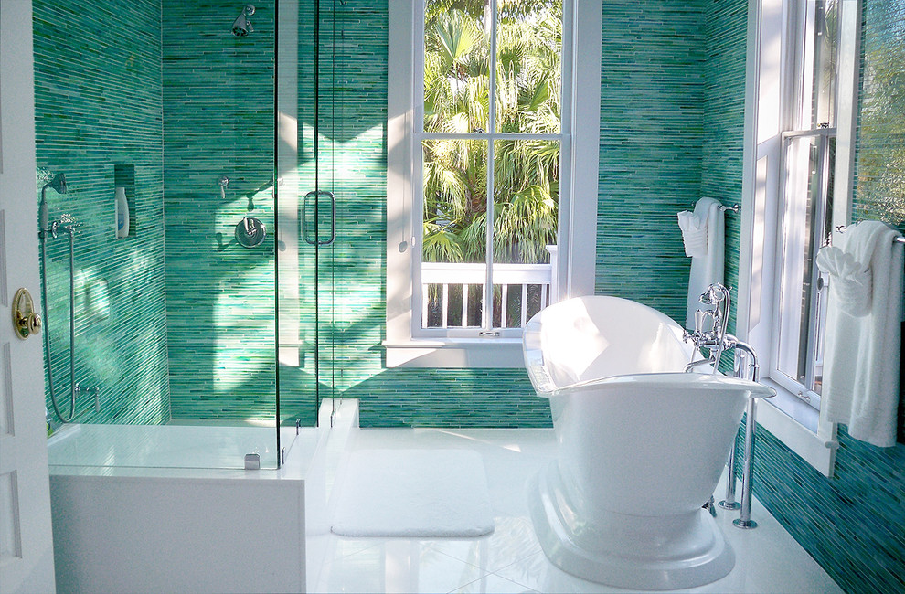 Ejemplo de cuarto de baño tropical de tamaño medio con bañera exenta, ducha esquinera y paredes azules
