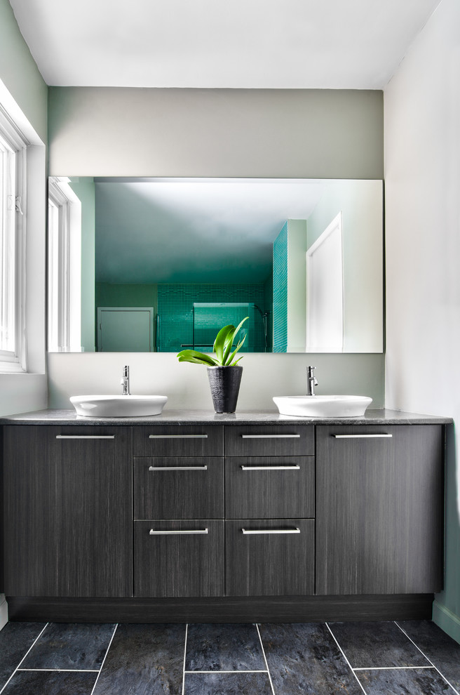 На фото: ванная комната среднего размера в современном стиле с плоскими фасадами, черными фасадами, полом из цементной плитки, душевой кабиной, настольной раковиной и черным полом с