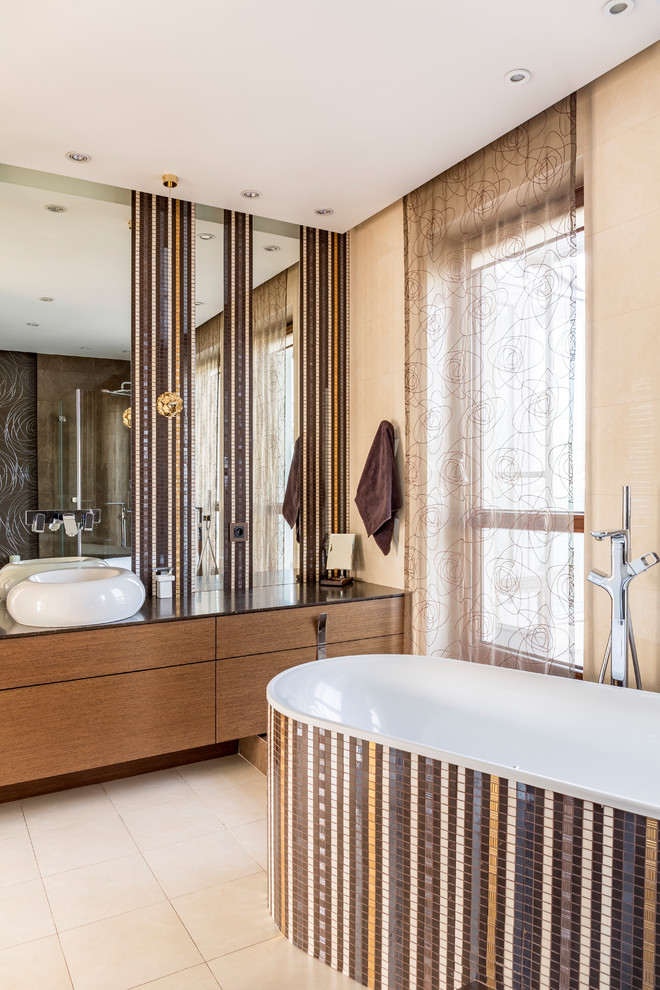 Esempio di una stanza da bagno padronale moderna di medie dimensioni con ante lisce, ante in legno scuro, vasca freestanding, pareti beige, pavimento con piastrelle in ceramica, lavabo a bacinella e pavimento beige