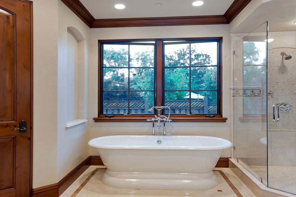Idéer för vintage badrum, med ett fristående badkar