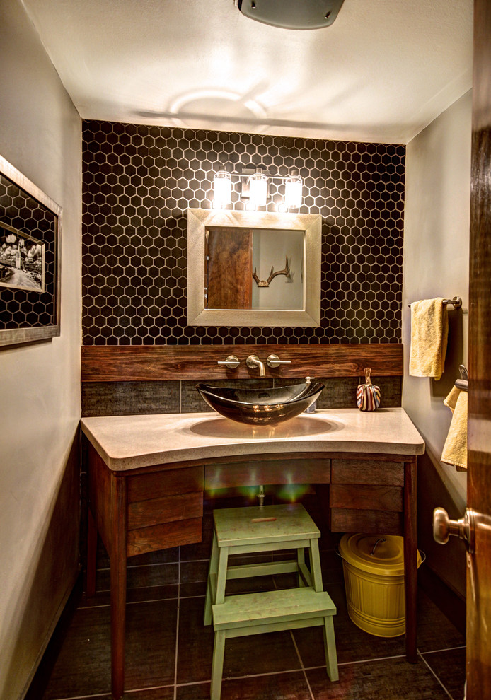グランドラピッズにあるエクレクティックスタイルのおしゃれな子供用バスルーム (コンクリートの洗面台、ベッセル式洗面器、黒いタイル、照明) の写真