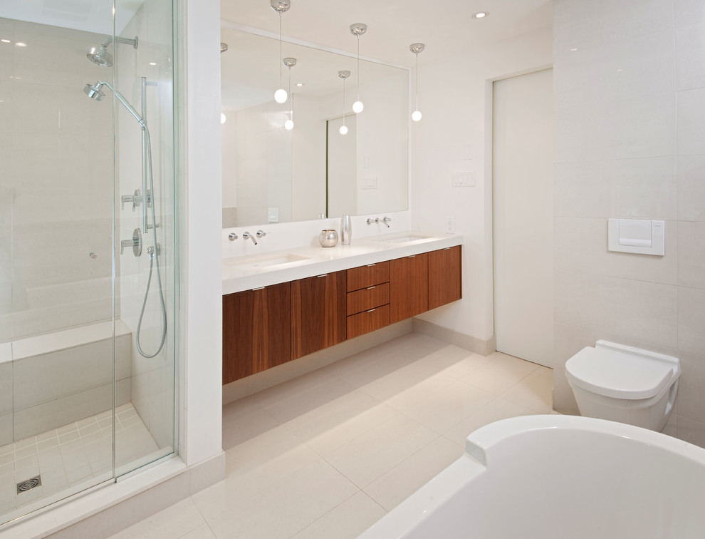 Идея дизайна: ванная комната в современном стиле с врезной раковиной, плоскими фасадами, фасадами цвета дерева среднего тона, отдельно стоящей ванной, душем в нише, инсталляцией, бежевой плиткой и белыми стенами