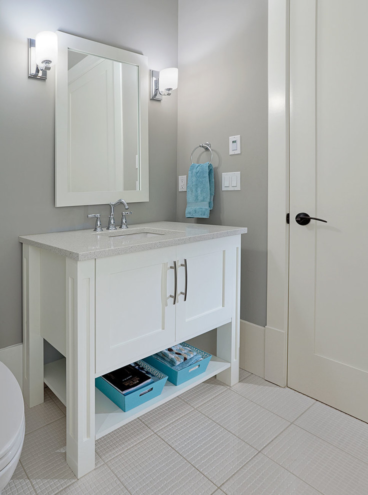 バンクーバーにある中くらいなトランジショナルスタイルのおしゃれな浴室 (シェーカースタイル扉のキャビネット、白いキャビネット、セラミックタイルの床) の写真