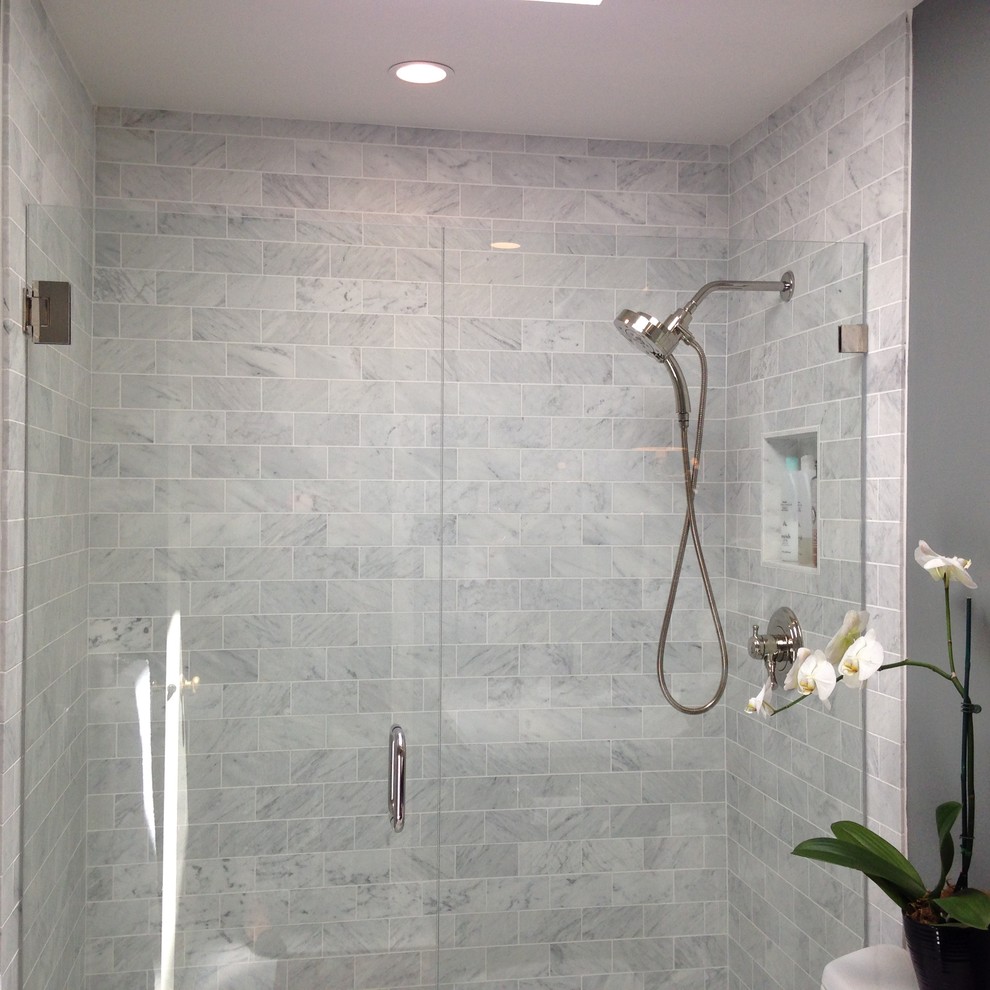 Großes Klassisches Badezimmer En Suite mit bodengleicher Dusche, grauen Fliesen, Keramikfliesen und grauer Wandfarbe in Portland