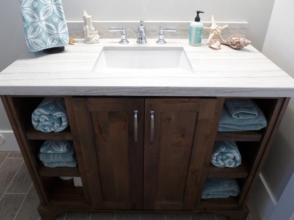 Foto di una stanza da bagno con lavabo sottopiano, ante in legno scuro e top in granito
