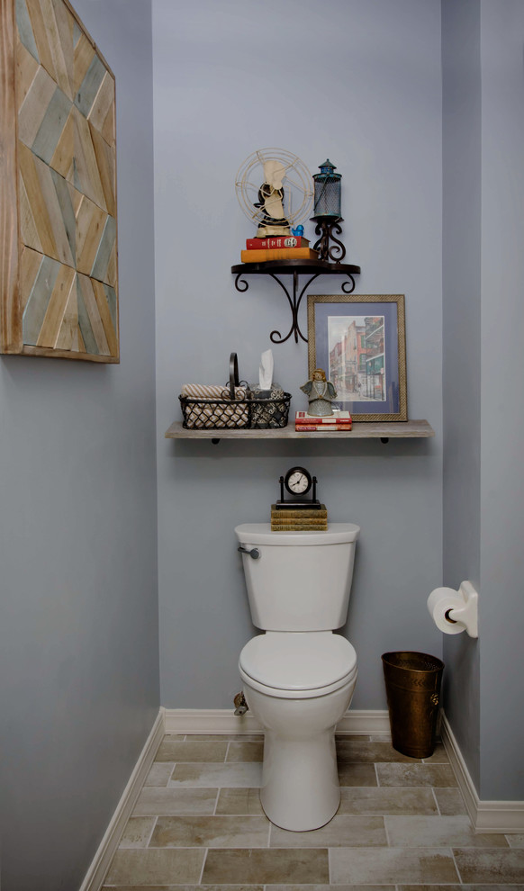 Inspiration pour un grand WC et toilettes traditionnel en bois foncé avec WC séparés, un carrelage beige, des carreaux de porcelaine, un mur bleu, un sol en carrelage de céramique, un placard en trompe-l'oeil, un lavabo encastré et un sol marron.