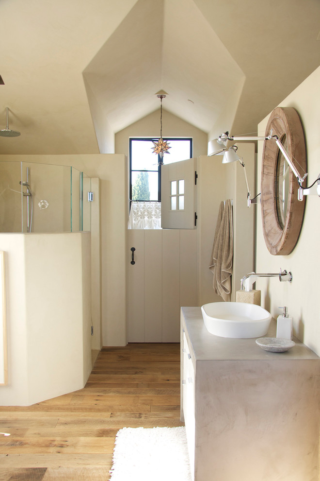 Свежая идея для дизайна: ванная комната в стиле фьюжн с настольной раковиной - отличное фото интерьера