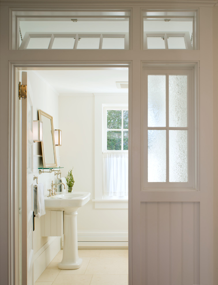 Свежая идея для дизайна: ванная комната в классическом стиле с раковиной с пьедесталом - отличное фото интерьера