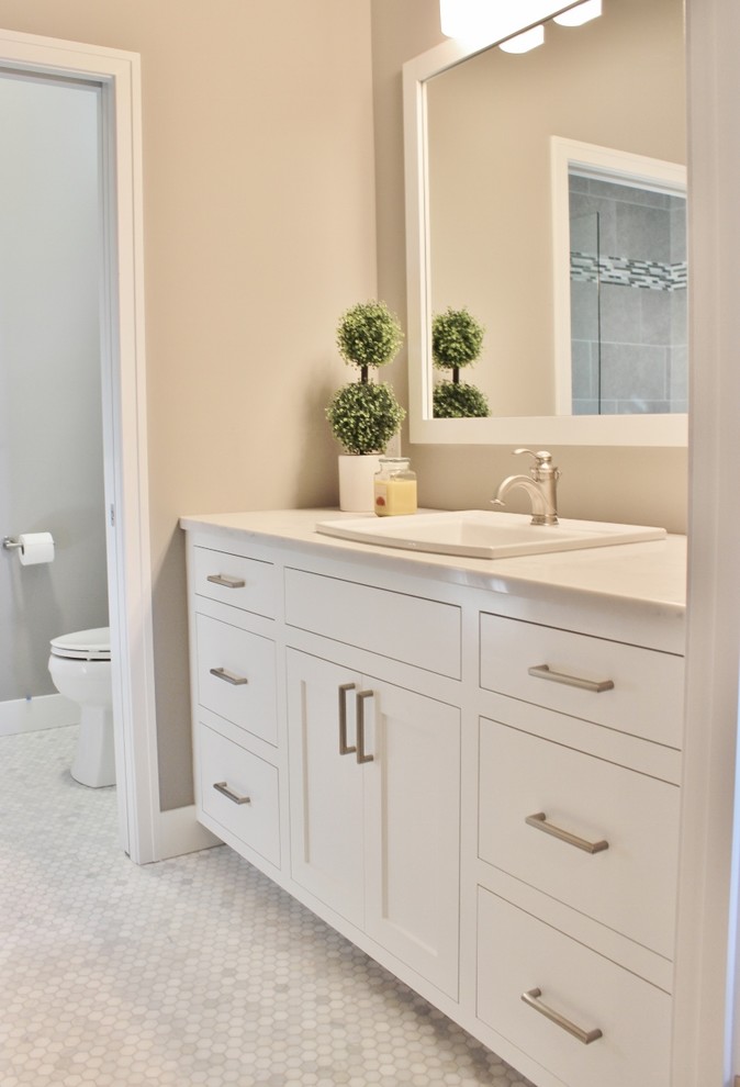 На фото: ванная комната в стиле шебби-шик с накладной раковиной, белыми фасадами, столешницей из искусственного кварца и бежевыми стенами с