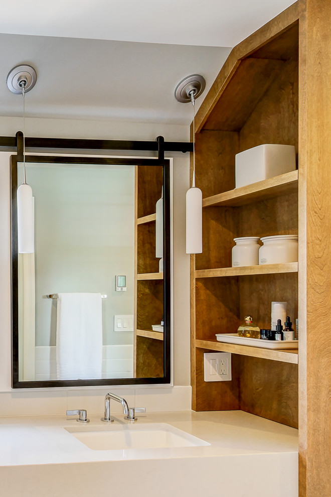 Exempel på ett stort klassiskt en-suite badrum, med skåp i mellenmörkt trä, vit kakel, keramikplattor, ett undermonterad handfat, bänkskiva i akrylsten och grå väggar