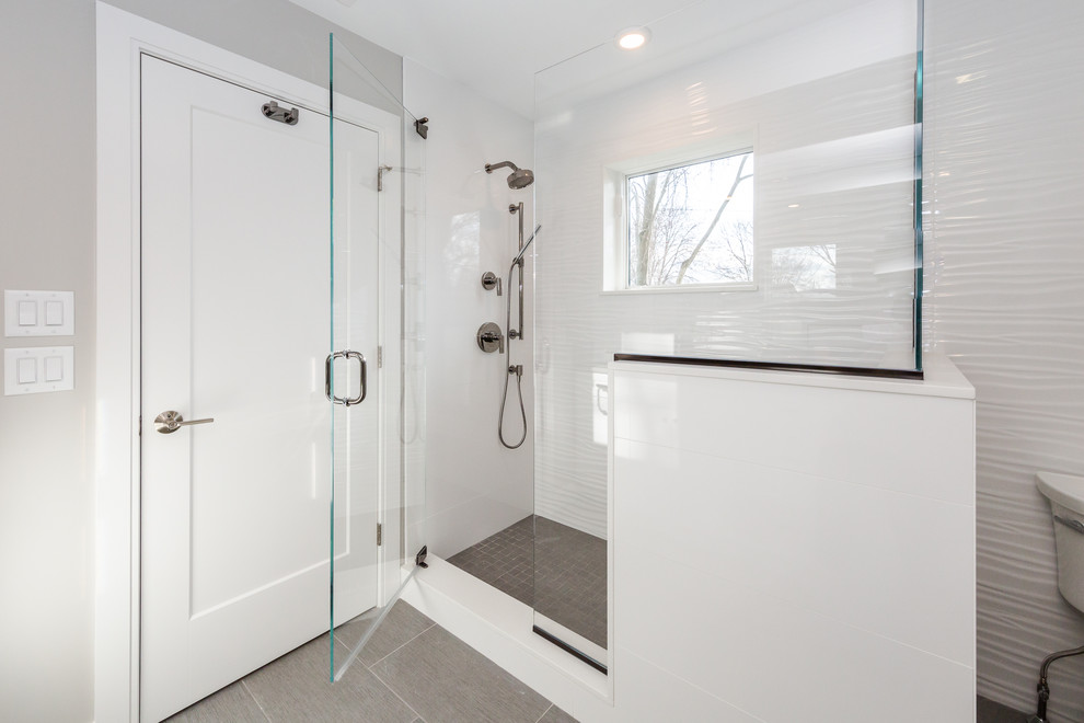 Стильный дизайн: главная ванная комната среднего размера в современном стиле с открытым душем, унитазом-моноблоком, белой плиткой, керамогранитной плиткой, бежевыми стенами, полом из керамогранита, коричневым полом и душем с распашными дверями - последний тренд