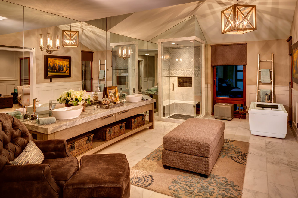 Bild på ett vintage en-suite badrum, med skåp i mellenmörkt trä, ett fristående badkar, en hörndusch, beige väggar och öppna hyllor