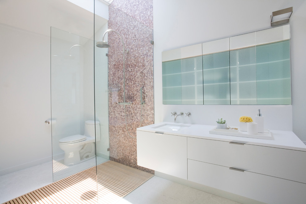 Стильный дизайн: ванная комната в современном стиле с открытым душем и открытым душем - последний тренд