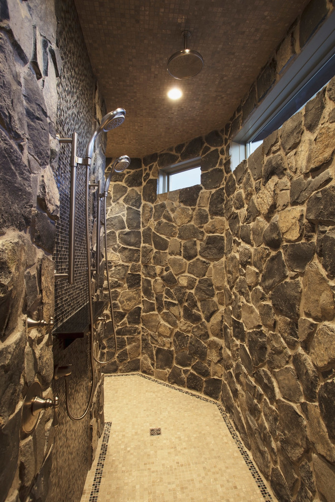 Cette image montre une salle de bain méditerranéenne avec une douche double, mosaïque, une fenêtre et un mur en pierre.