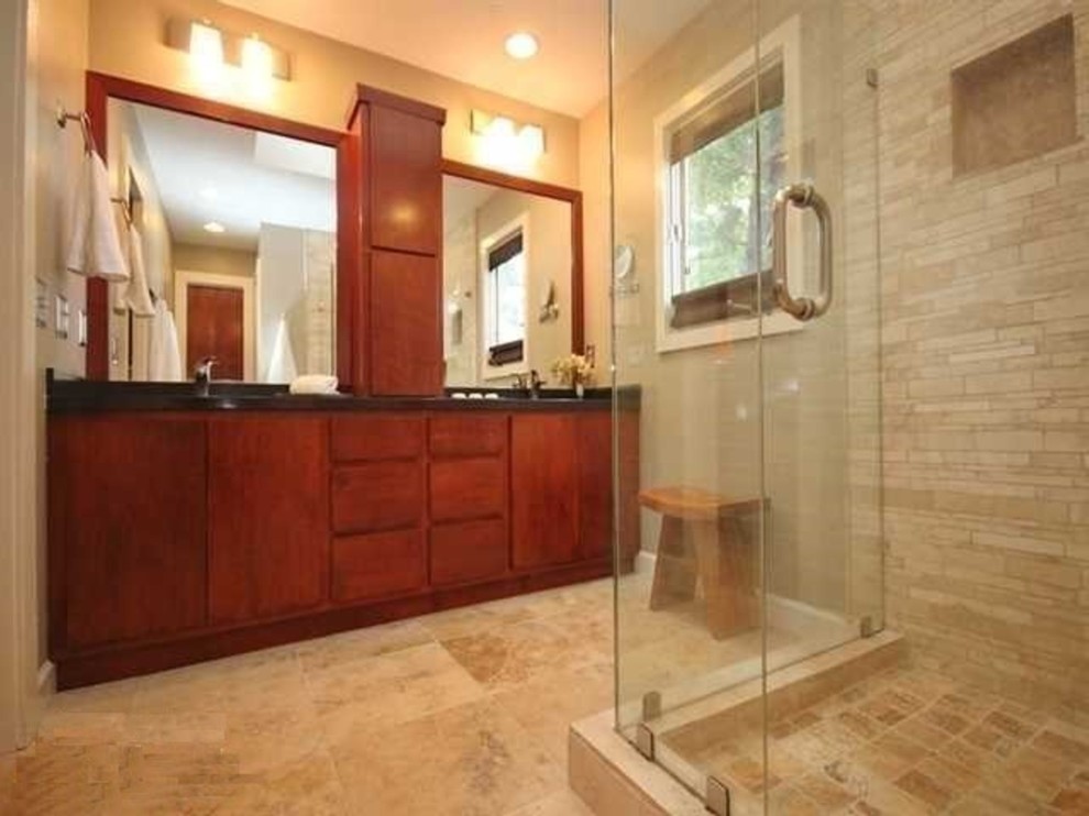 Пример оригинального дизайна: ванная комната среднего размера в современном стиле с врезной раковиной, плоскими фасадами, фасадами цвета дерева среднего тона, столешницей из оникса, двойным душем, бежевой плиткой, каменной плиткой, бежевыми стенами и полом из травертина