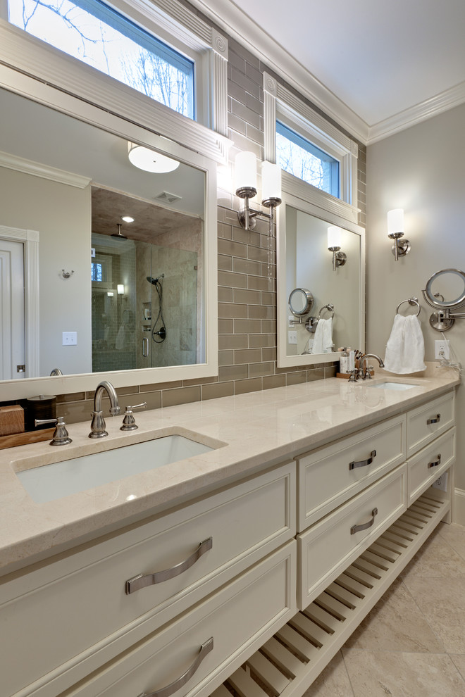 Foto på ett mellanstort vintage en-suite badrum, med ett undermonterad handfat, vita skåp, en dusch i en alkov, beige kakel, keramikplattor, grå väggar, klinkergolv i keramik, bänkskiva i kvarts, beiget golv, dusch med gångjärnsdörr och luckor med infälld panel
