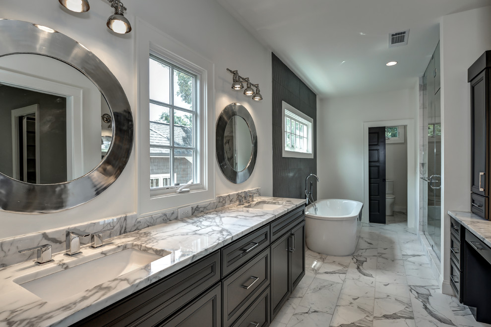 Exempel på ett stort modernt en-suite badrum, med luckor med infälld panel, grå skåp, ett fristående badkar, en dusch i en alkov, vita väggar, marmorgolv, ett undermonterad handfat och marmorbänkskiva