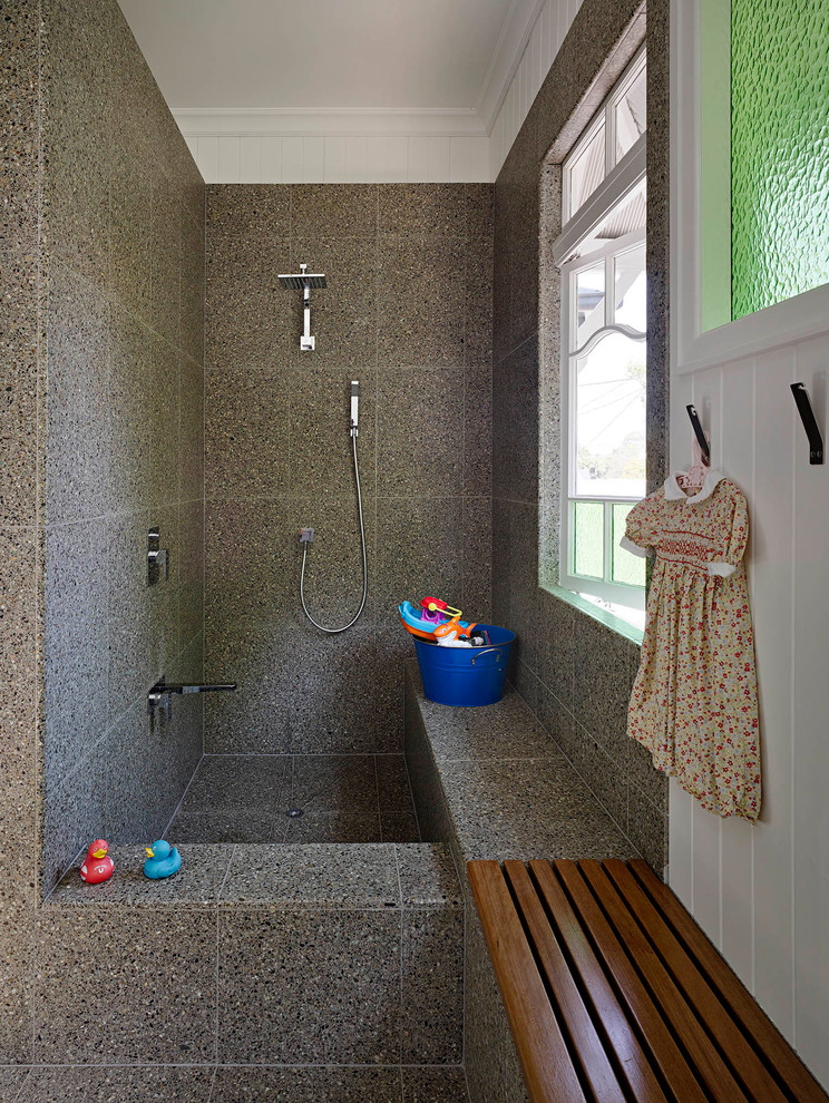 Идея дизайна: детская ванная комната в стиле модернизм с ванной в нише, душем над ванной и столешницей из нержавеющей стали
