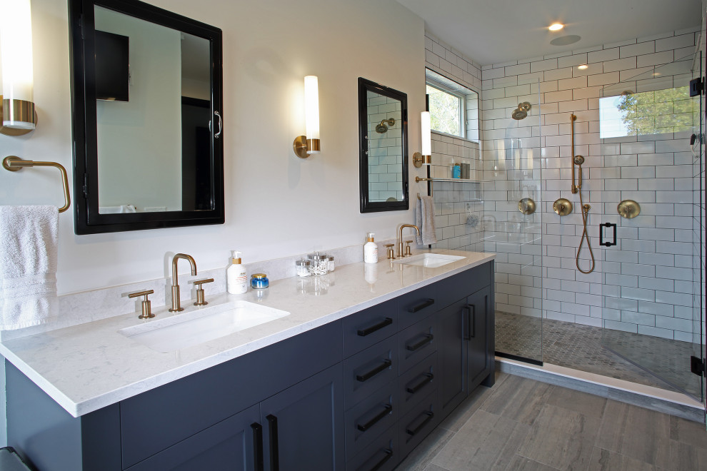 Foto di una grande stanza da bagno padronale minimalista con ante con riquadro incassato, ante blu, due lavabi e mobile bagno incassato