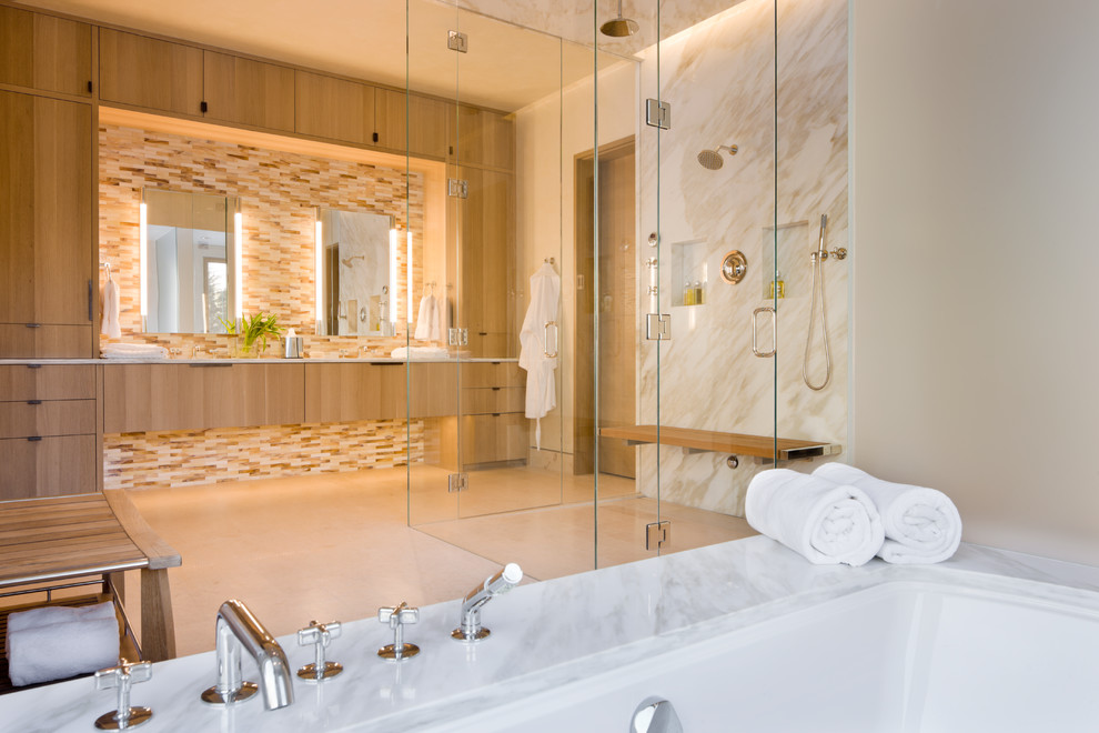 Идея дизайна: ванная комната в современном стиле с плоскими фасадами, светлыми деревянными фасадами, полновстраиваемой ванной, душем без бортиков и плиткой мозаикой