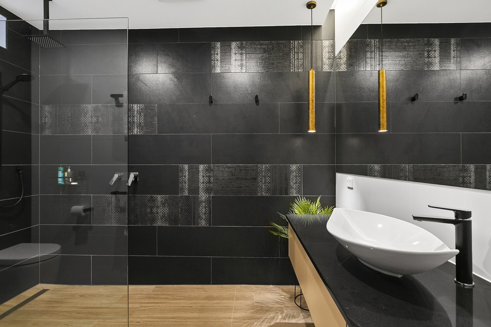 Idee per una stanza da bagno design con ante lisce, ante beige, zona vasca/doccia separata, piastrelle nere, pareti bianche, lavabo a bacinella, pavimento marrone, doccia aperta e top nero
